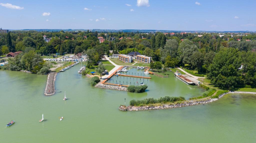 una vista aérea de un complejo en un río en Akvárium Apartmanházak en Keszthely