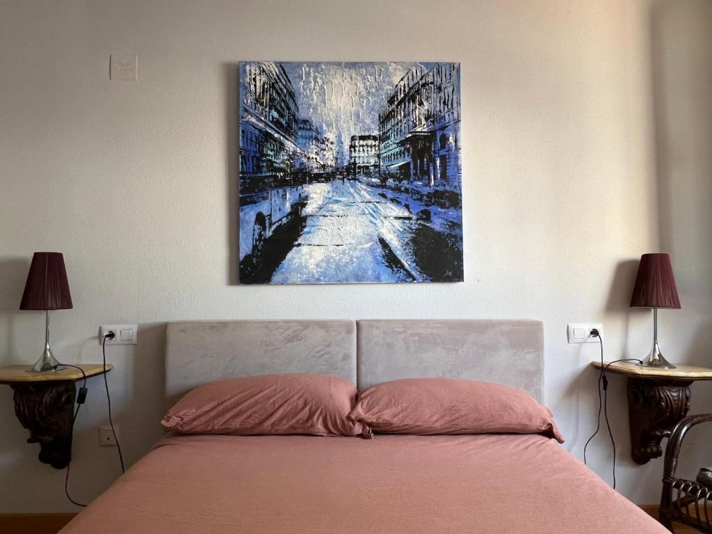 1 dormitorio con 1 cama con una pintura en la pared en Apartamentos Arcos Duplex Águilas, en Águilas