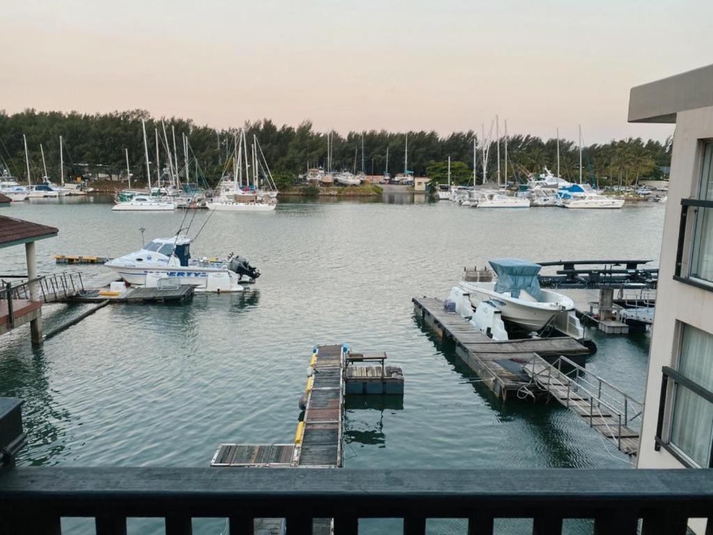 un puerto deportivo con barcos en el agua y un muelle en Waterfront 2 Bedroom Apartment, en Richards Bay