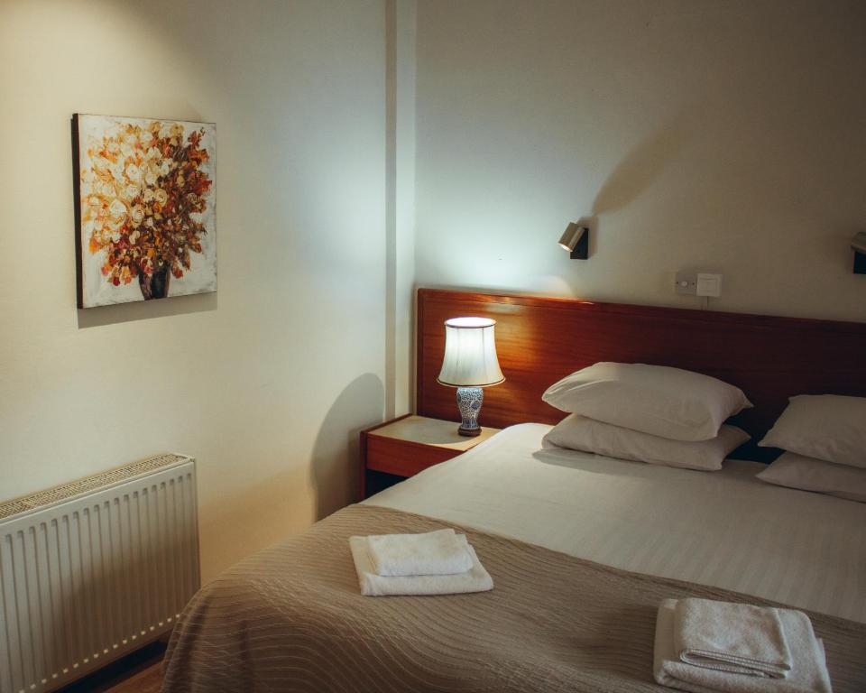 Postel nebo postele na pokoji v ubytování Kallithea INN