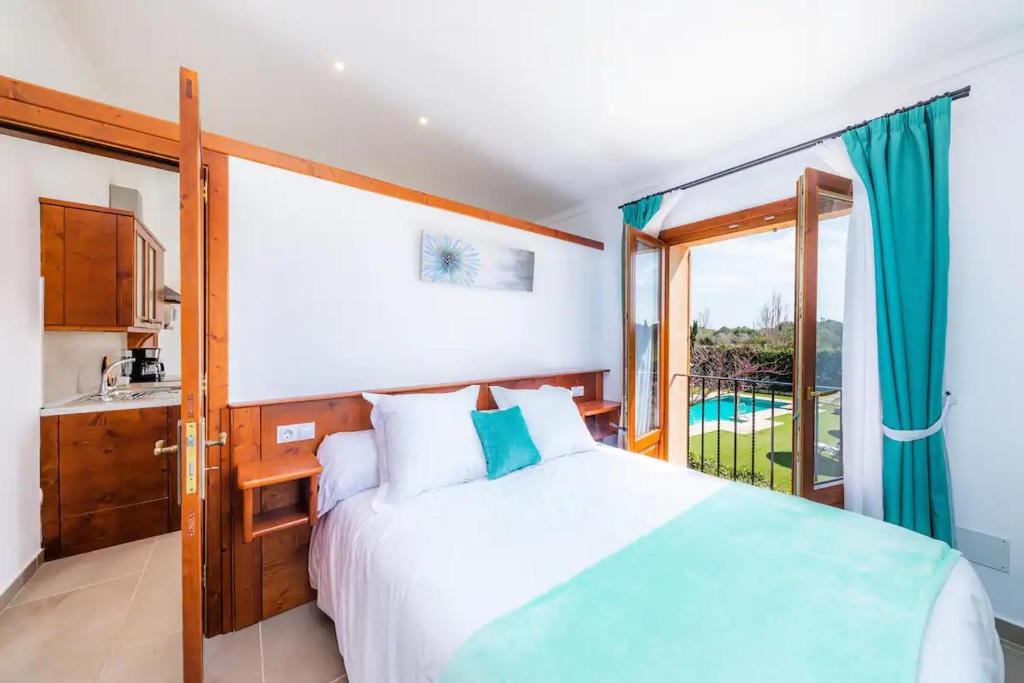 A bed or beds in a room at S'Hort Can Capità