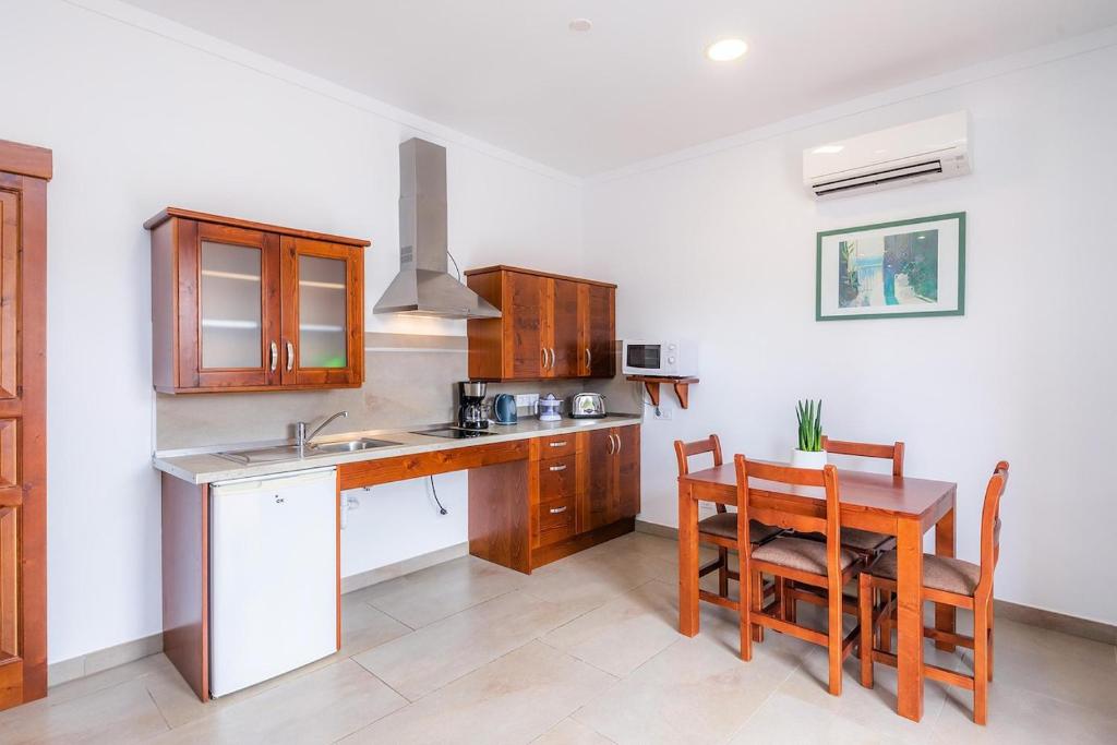 A kitchen or kitchenette at S'Hort Can Capità