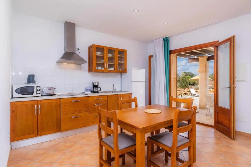 A kitchen or kitchenette at S'Hort Can Capità
