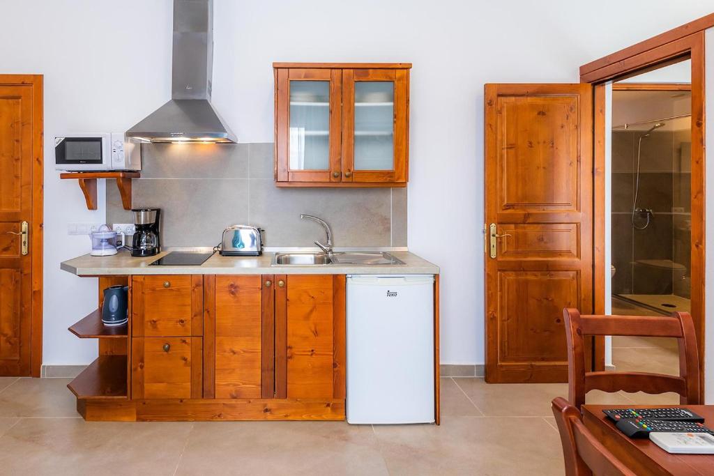 A kitchen or kitchenette at S'Hort Can Capità