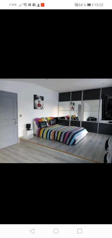 une chambre avec deux lits dans une pièce dans l'établissement maison à la campagne prés de la ville, à Aiglemont