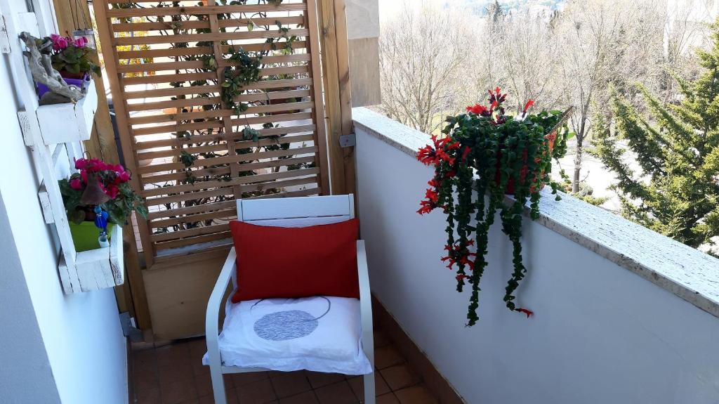 balkon z czerwoną poduszką, krzesłem i oknem w obiekcie My b&b - Strada Vecchia del Pinocchio 3/B w mieście Ancona