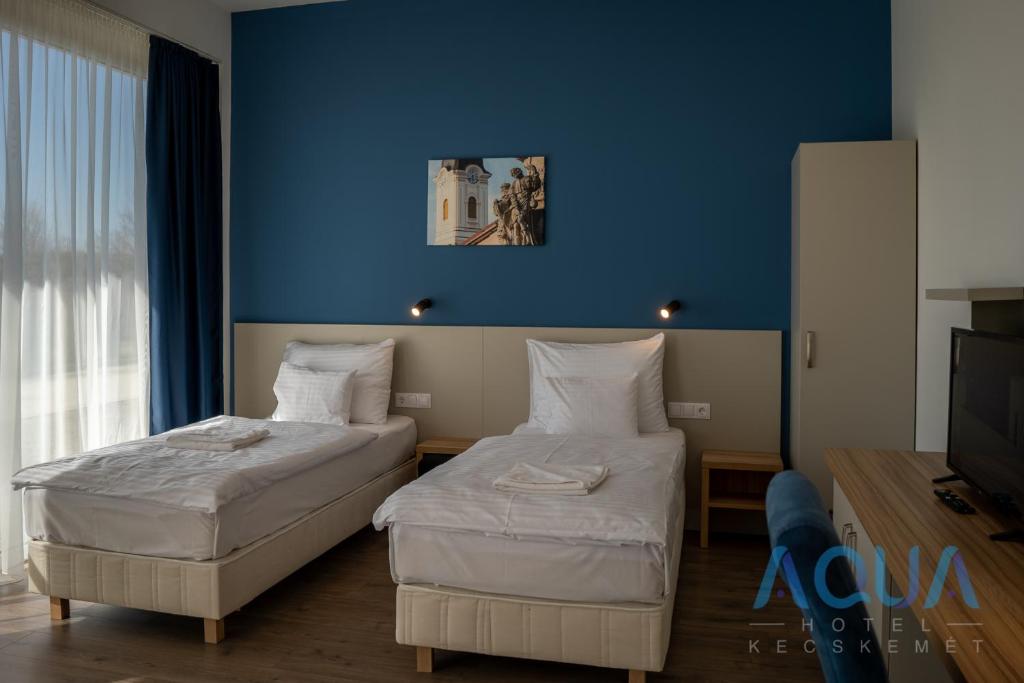 Postel nebo postele na pokoji v ubytování Aqua Hotel