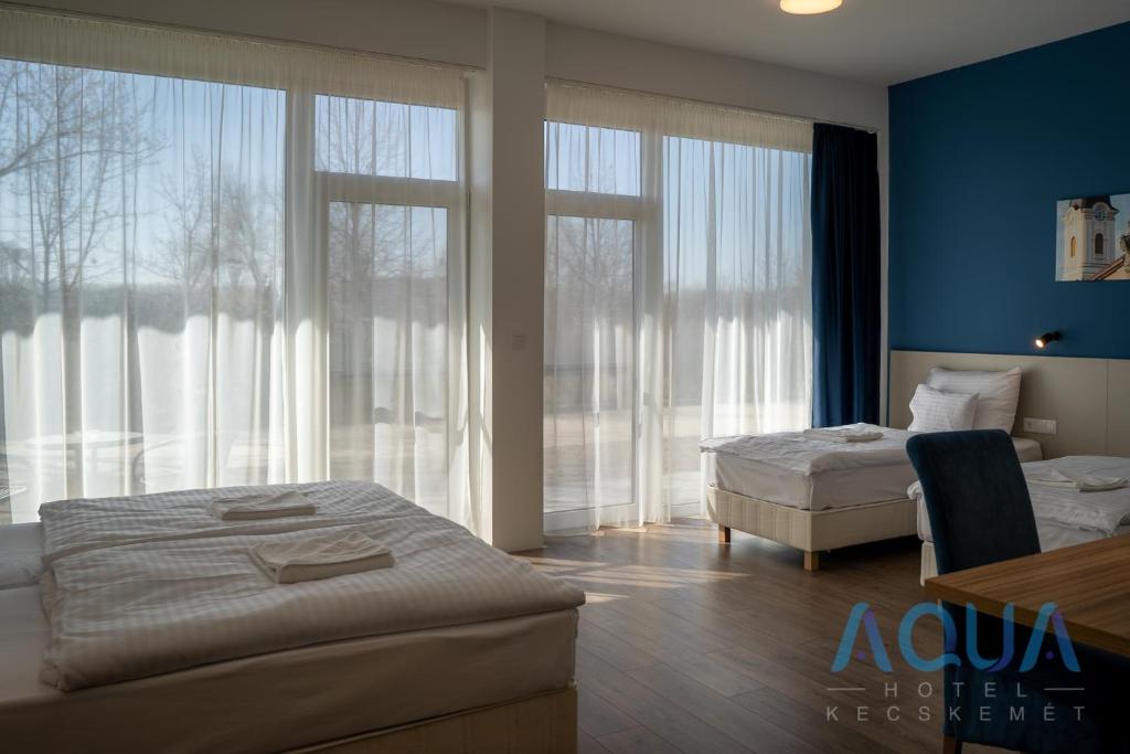 Postel nebo postele na pokoji v ubytování Aqua Hotel