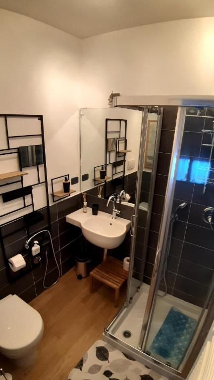 łazienka z umywalką, prysznicem i toaletą w obiekcie My b&b - Strada Vecchia del Pinocchio 3/B w mieście Ancona