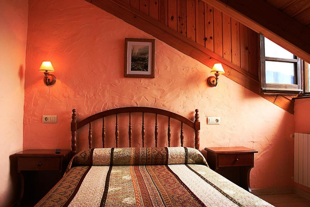 Postel nebo postele na pokoji v ubytování Hostal Casa Lacreu