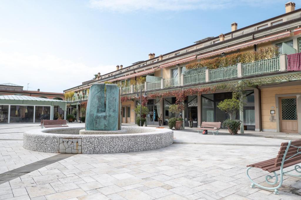posąg na dziedzińcu przed budynkiem w obiekcie Petra Apuana Luxury Apartment w mieście Pietrasanta
