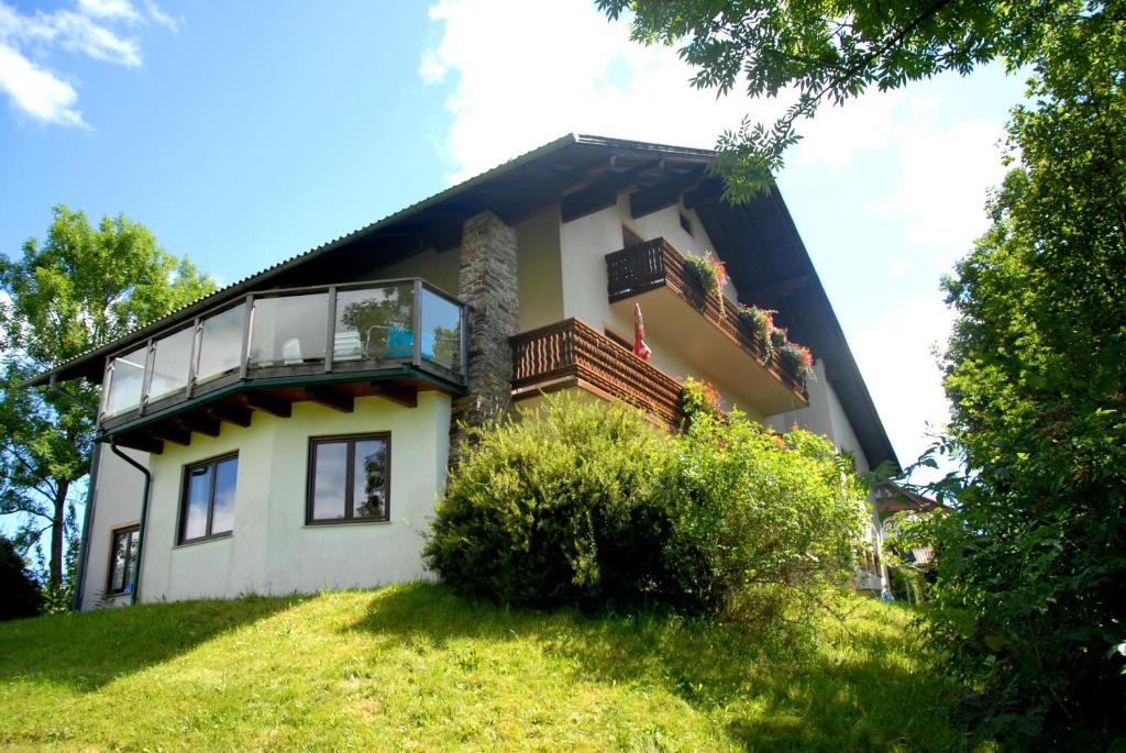 MiesenbachにあるFrühstückspension Wiesenhausの丘の上の家