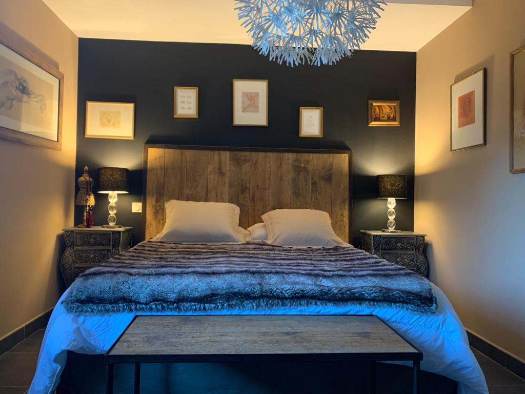 sypialnia z dużym łóżkiem z drewnianym zagłówkiem w obiekcie Erbalunga Magnifique t2 4pers w mieście Brando