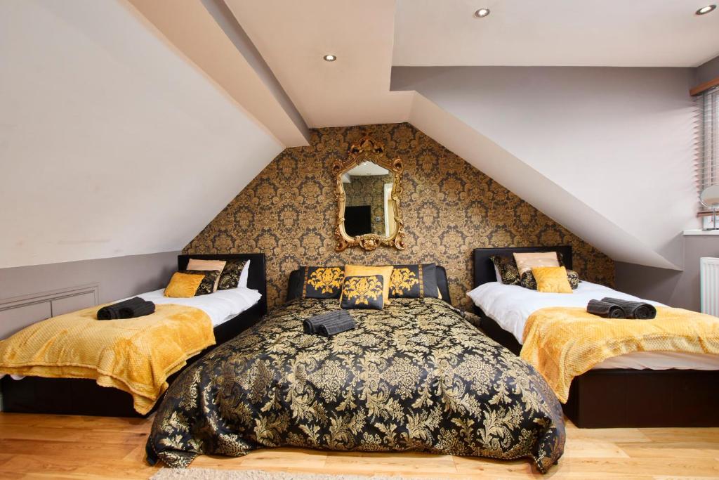 מיטה או מיטות בחדר ב-Homebird Property - Carter Knowle House