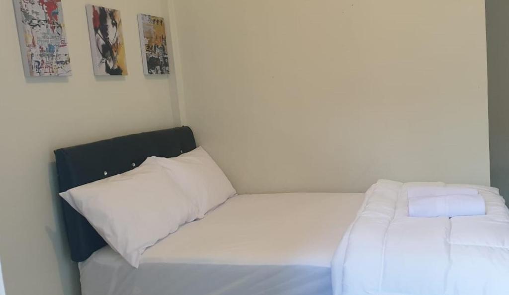 Postel nebo postele na pokoji v ubytování Alexandria12 Guest House