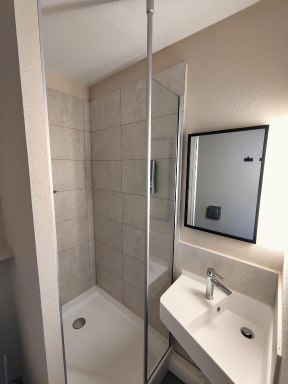 B&B HOTEL La Rochelle Centre Les Minimes - Habitación Triple (2 Adultos + 1 Niño)
