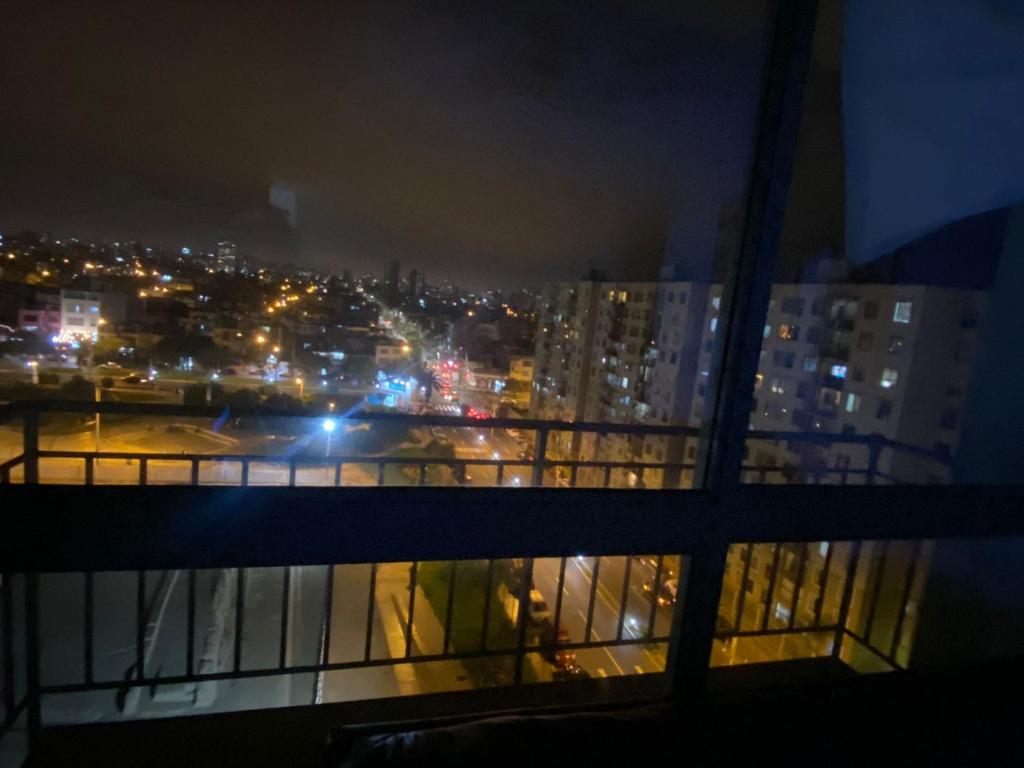 - une vue sur la ville la nuit depuis une fenêtre dans l'établissement Departamento Huaca San Miguel, à Lima