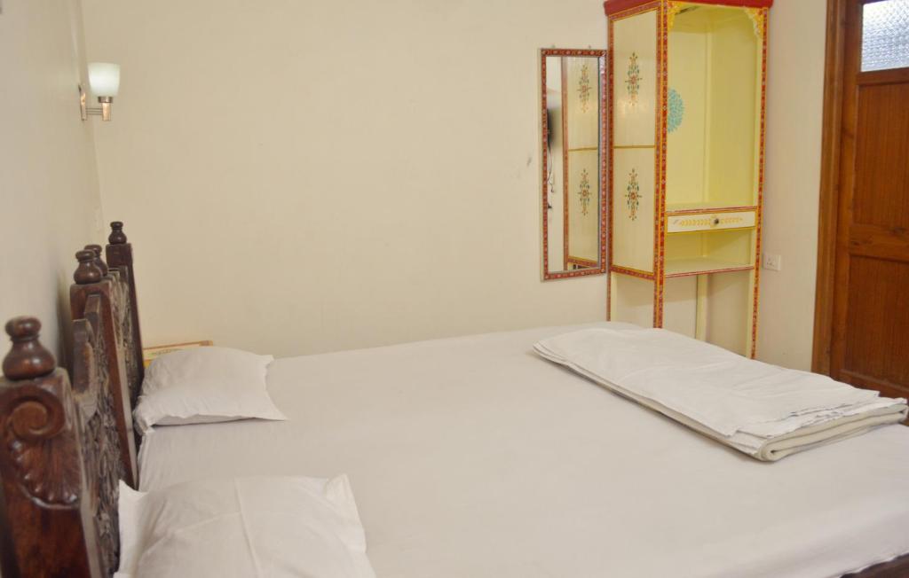 سرير أو أسرّة في غرفة في Rigmor haveli