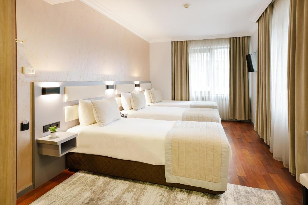 Postel nebo postele na pokoji v ubytování Marble Hotel