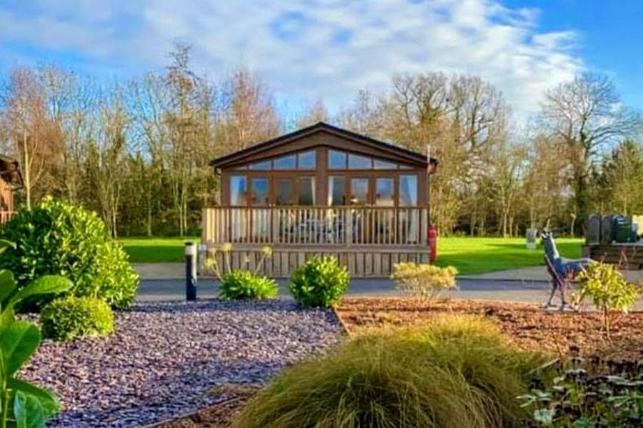 Deneb Lodge with Hot Tub