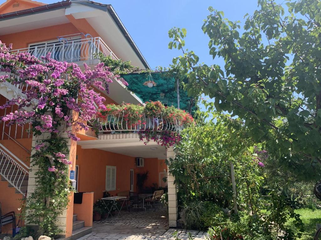 una casa con un balcón con flores. en Apartments Lea, en Orebić