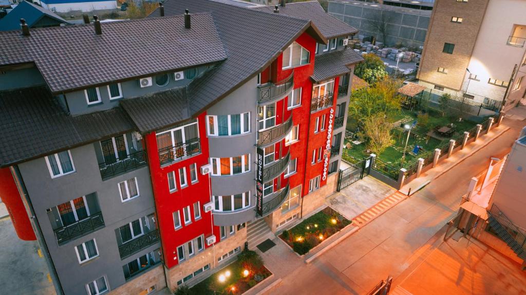 una vista aérea de un edificio rojo en una ciudad en Hotel West en Tiflis