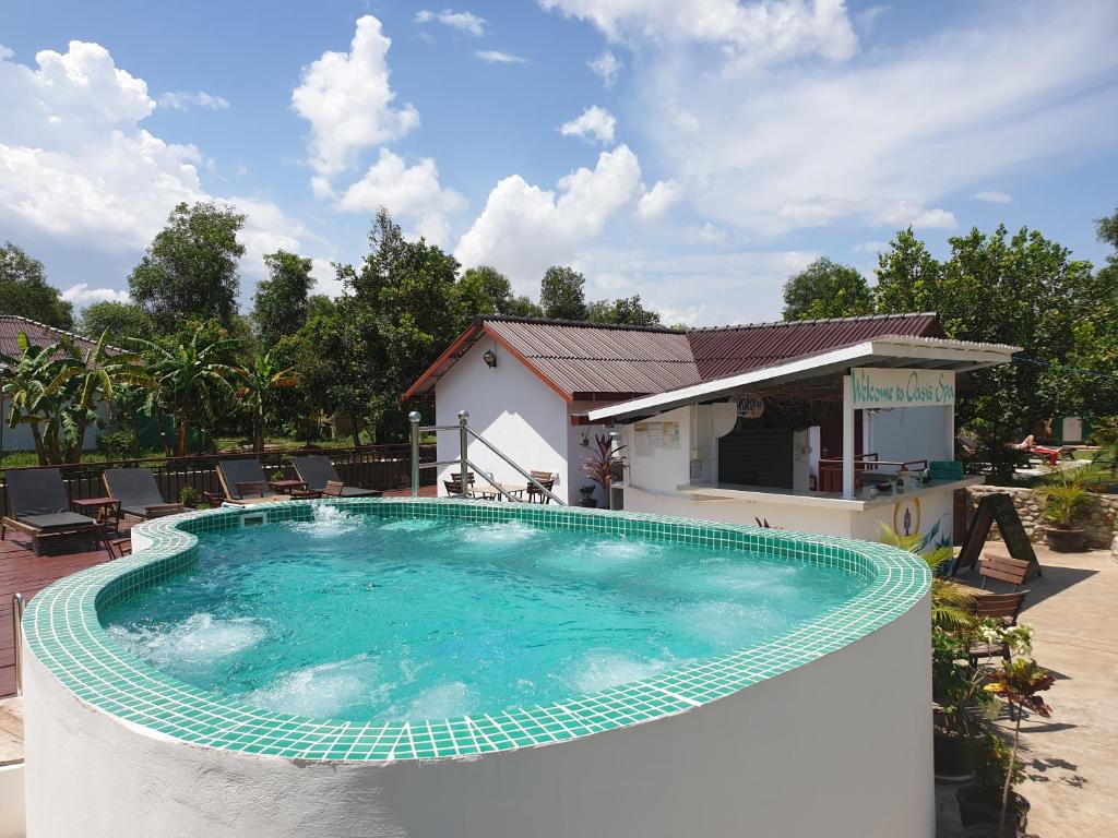 Bazén v ubytování Bohemiaz Resort and Spa Kampot nebo v jeho okolí