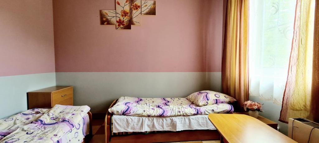 Posteľ alebo postele v izbe v ubytovaní Gościniec