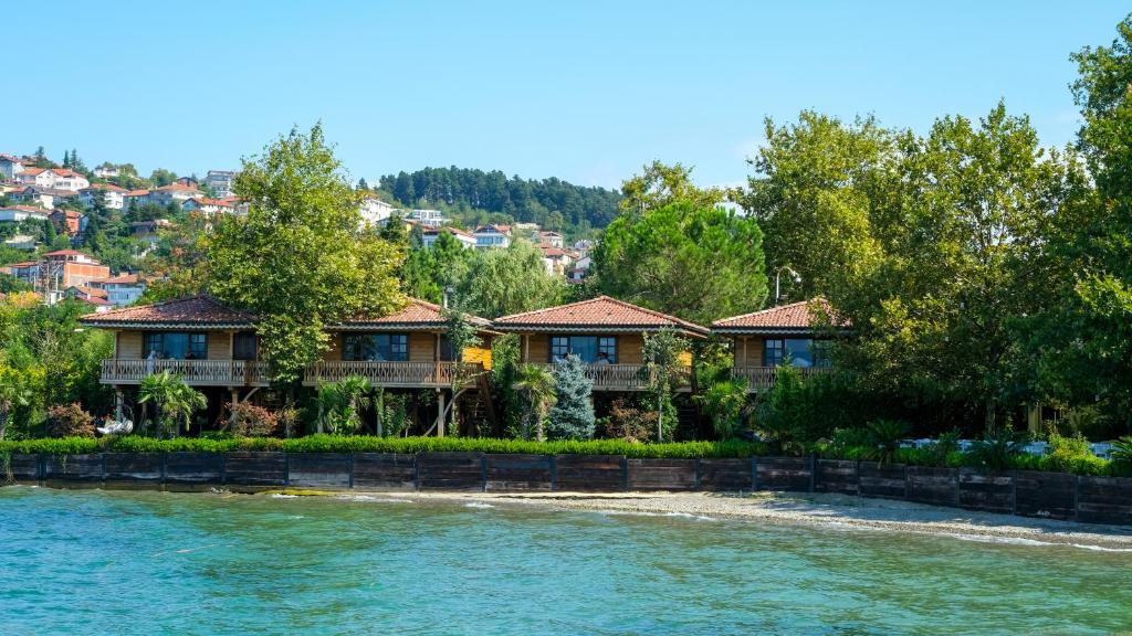 a house on the banks of a river at SASA Harmanlık in Sapanca