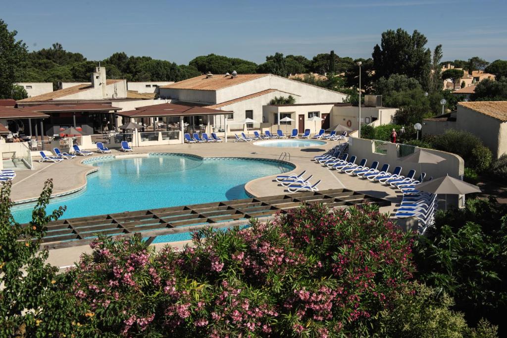 阿格德角的住宿－Belambra Clubs Résidence Cap d'Agde - Les Lauriers Roses，一个带躺椅的大型游泳池,度假村