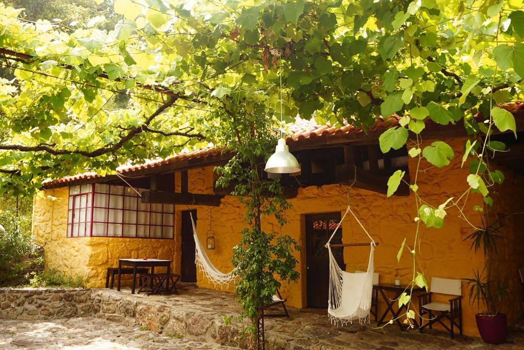 una casa con una mesa y sillas frente a ella en Casa do Piano, en Longos