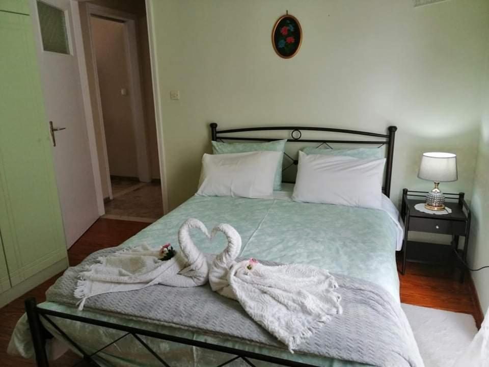 A bed or beds in a room at Mara's Apartments