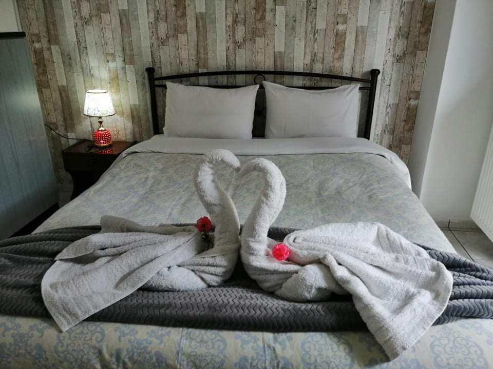 A bed or beds in a room at Mara's Apartments