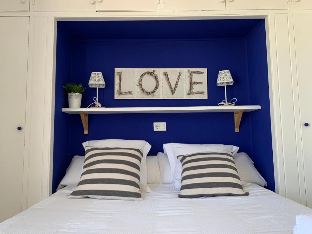 ベニドルムにあるGirasolの青いベッドルーム(ストライプ枕2つ付きのベッド1台付)