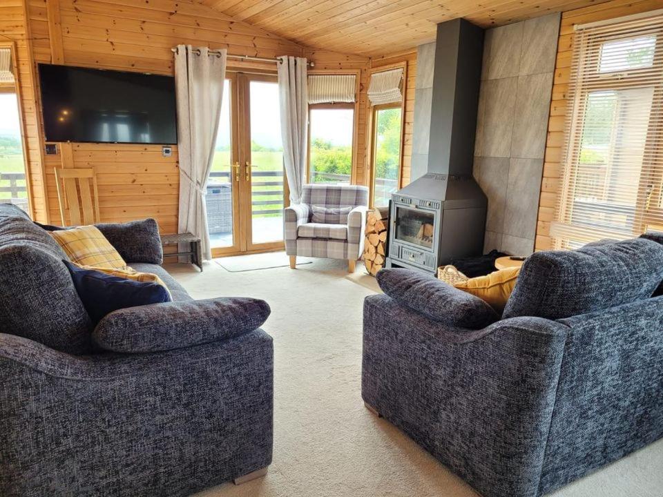 斯基普顿Fell Side Lodge的客厅设有两张沙发和一个壁炉
