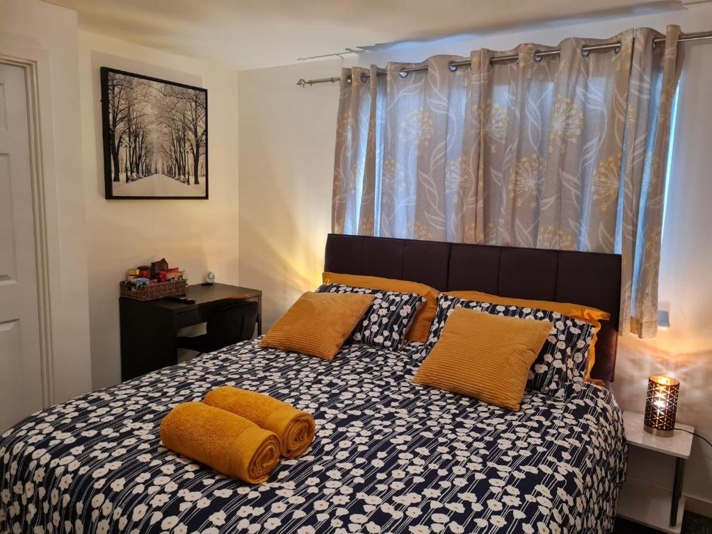 錫廷伯恩的住宿－M&B Haven - Sittingbourne，一间卧室配有一张带两个枕头的床
