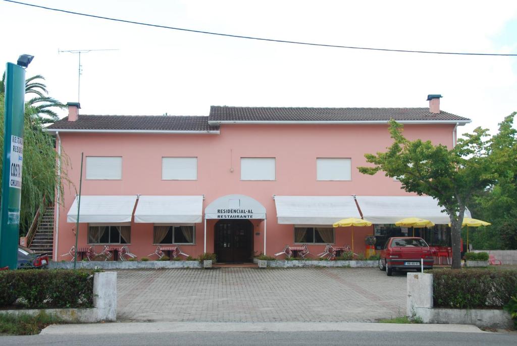 Edificio en el que se encuentra el hostal o pensión