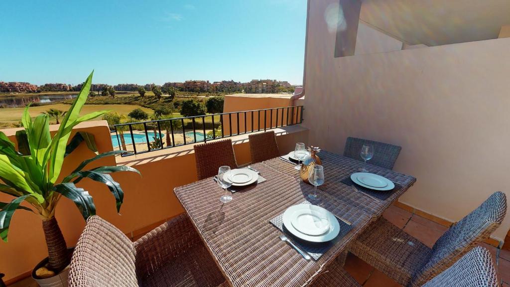 stół i krzesła na balkonie z widokiem w obiekcie Casa Espliego G-A Murcia Holiday Rentals Property w mieście Torre-Pacheco