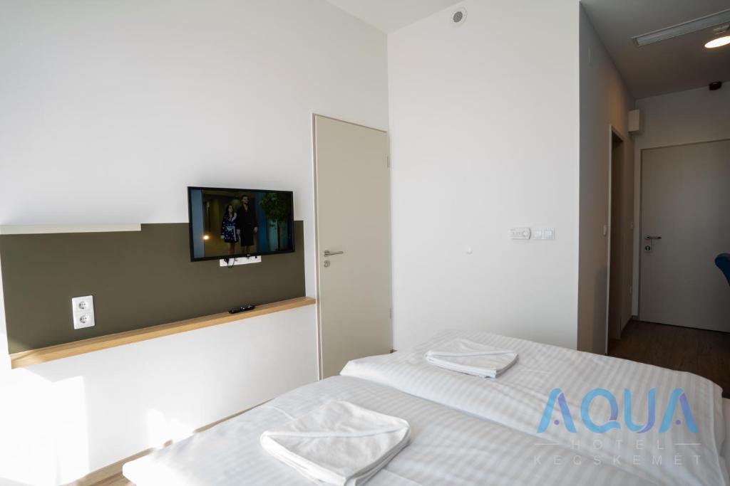 Postel nebo postele na pokoji v ubytování Aqua Hotel