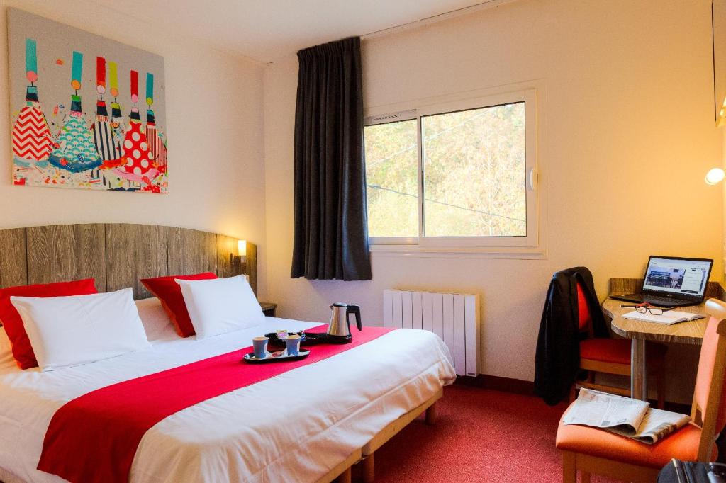 ポン・ラベにあるKyriad Quimper - Pont-l'Abbéのベッド2台と窓が備わるホテルルームです。