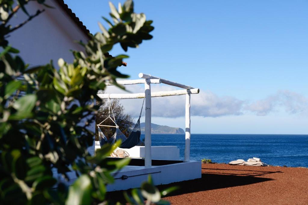 Un altar blanco con el océano en el fondo en Ocean View Pico en Madalena