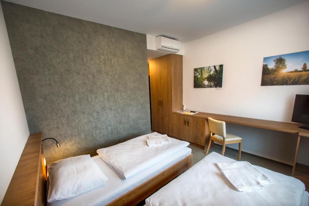 Postel nebo postele na pokoji v ubytování Penzion Panský dvůr Telč