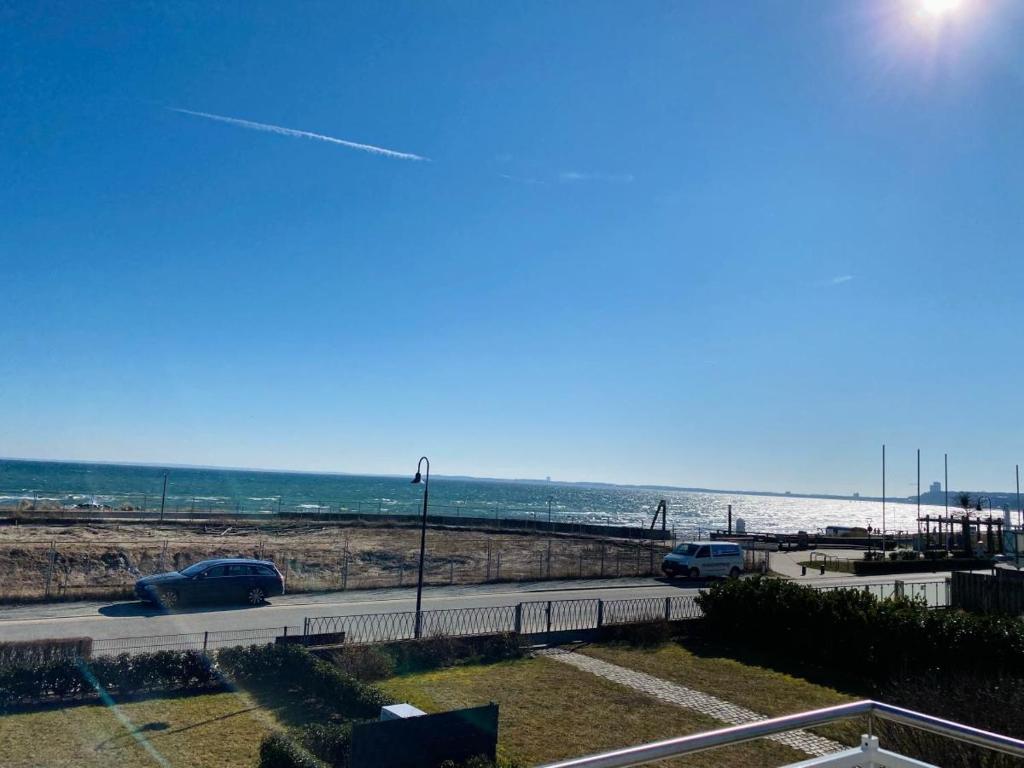 uma vista para o oceano a partir da varanda de uma praia em Meersicht Haffkrug em Haffkrug