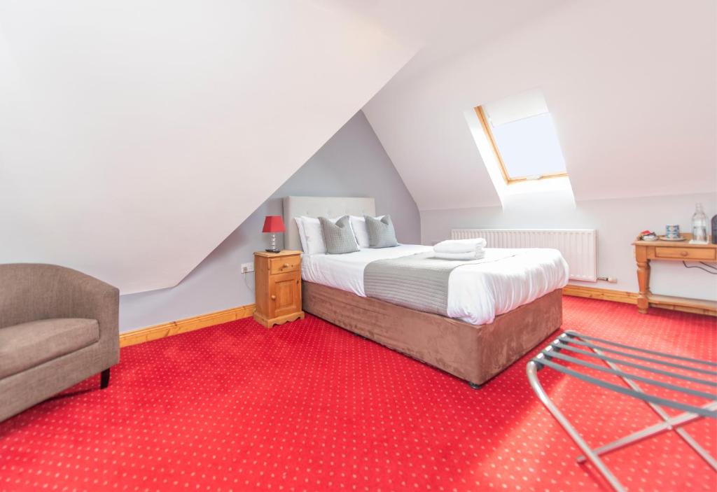 Postel nebo postele na pokoji v ubytování Dingle Marina Lodge