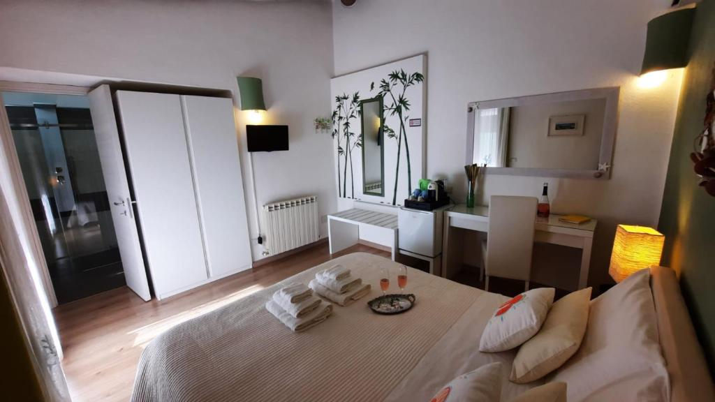 a room with a bed and a table and a kitchen at Villa Kuky in Santa Teresa Gallura