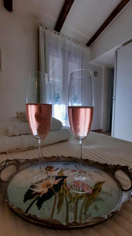 two glasses of wine on a tray on a table at Villa Kuky in Santa Teresa Gallura