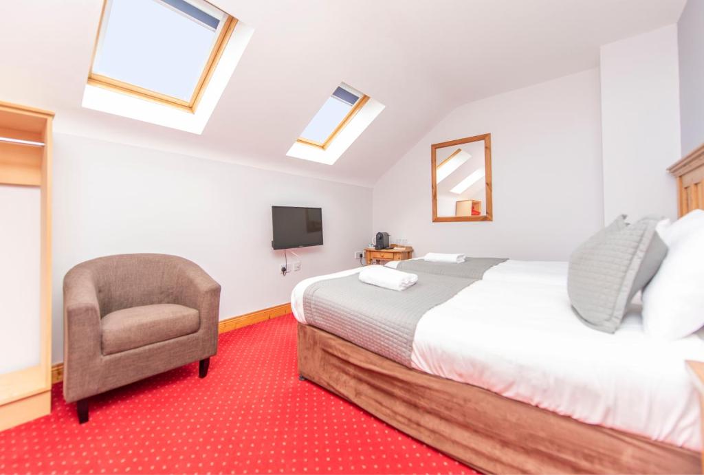 Postel nebo postele na pokoji v ubytování Dingle Marina Lodge