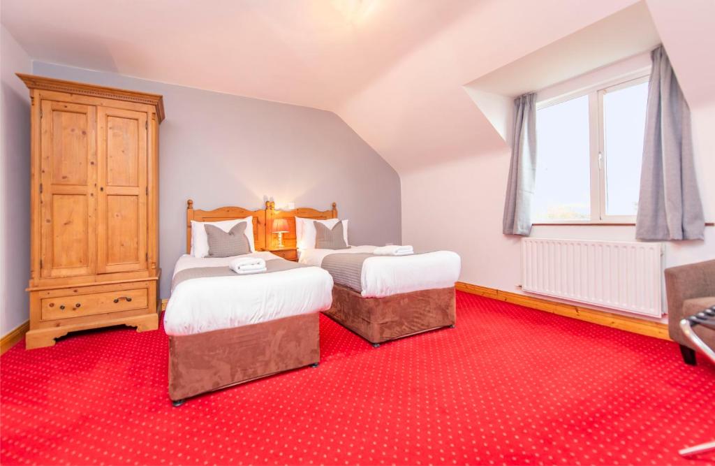 Postel nebo postele na pokoji v ubytování Dingle Marina Lodge