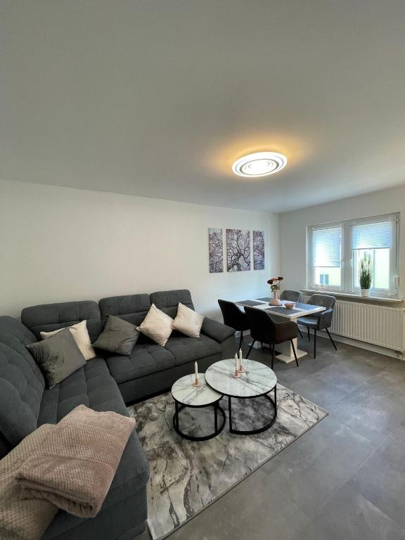 uma sala de estar com um sofá e uma mesa em komfortable Ferienwohnung in Halle-Kröllwitz em Kröllwitz