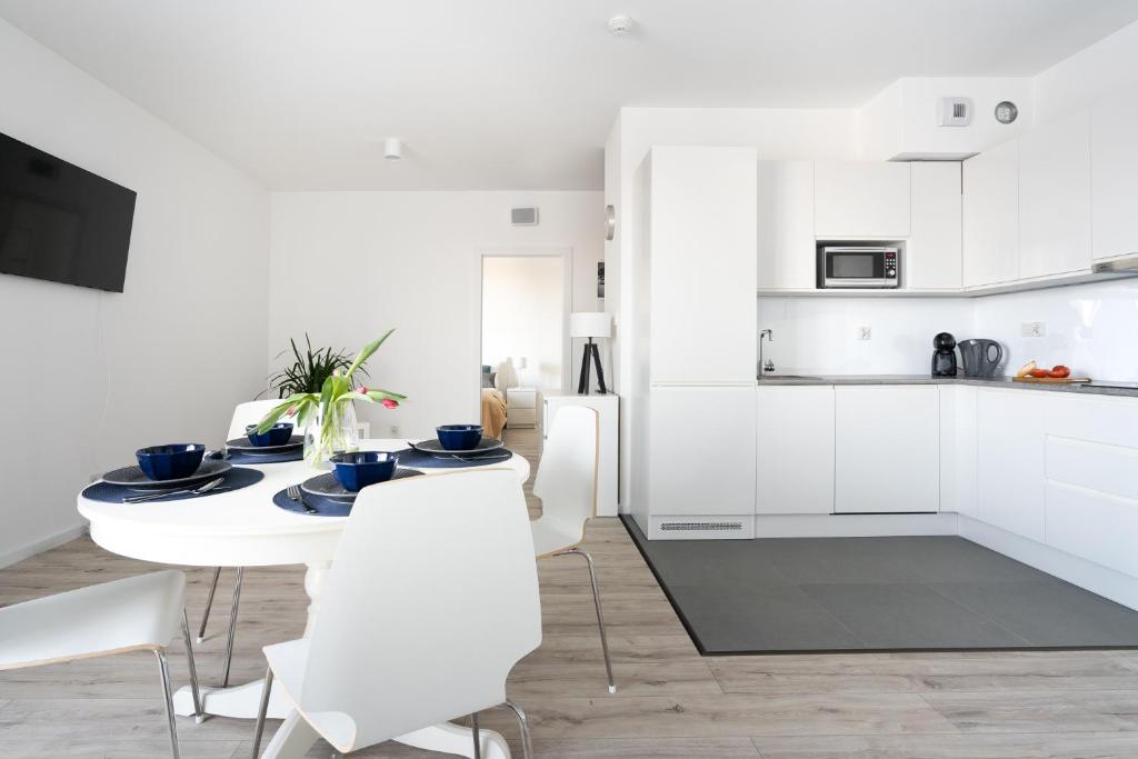 Kuchyňa alebo kuchynka v ubytovaní Symphony Modern Tower Apartamenty